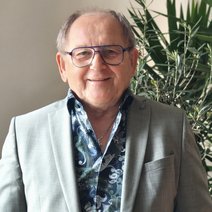 Herr Hammer, kommissarischer 2. Vorsitzender, l&auml;chelt freundlich, tr&auml;gt eine blaue Brille, ein blau gemustertes Hemd und ein graues Sacko.