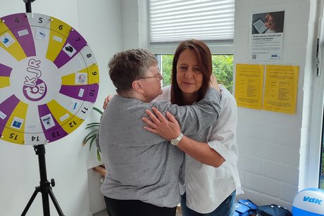 Glückliche Glücksrad-Gewinnerin am Tag der offenen Tür im Kreisverband Lichtenfels