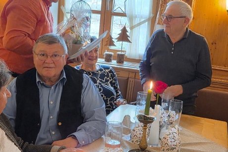 Gratulation zum 50-jährigen Jubiläum an Günter Peis vom 1. Vorsitzenden (im Vordergrund Richard Pils) 50-jähriges Jubiläum Günter Peis