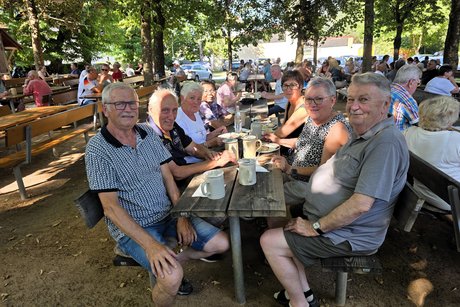 Teilnehmer beim Treffen auf dem Dorfkeller in Hallerndorf