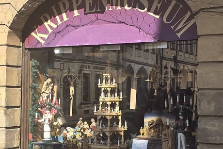 Das Krippenmuseum von Bamberg Ein Schaufenster vom Krippenmuseum mit alten Krippen.