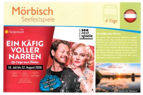 Ein festlich angezogener Mann und h&uuml;bsch zurecht gemachte Frau stehen hintereinander. Die Frau st&uuml;tz die H&auml;nde auf die Schulter des Mannes. Blick auf den See M&ouml;rbisch.