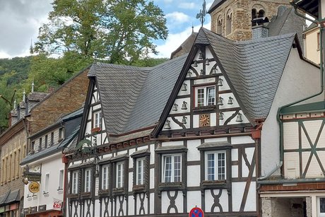 Altenahr - Blick auf ein altes Fachwerkhaus mit Glockenspiel