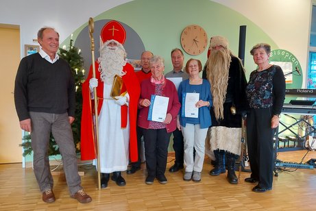 Geehrte Mitglieder des Ortsverbandes mit Nikolaus