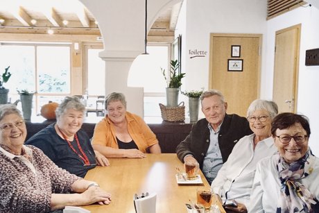 Bild von 6 Ausflugsteilnehmern, die sich vor der Heimfahrt noch in fröhlicher Runde Kaffeetrinken