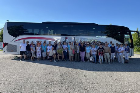 OV Bergkirchen und Haimhausen vor dem Bus