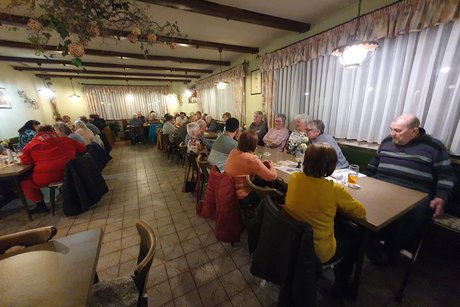 Teilnehmer beim Karpfenessen in Trailsdorf