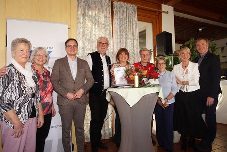 Von links nach rechts: Vorstandsmitglieder Gerda Weigl, Marianne Wicha, Florian Meier (3.v.l./B&uuml;rgermeister Aschheim), Alfred Kraus, Brigitte Pfaffinger (5.v.l./1000. Mitglied), Siegfried Str&ouml;l, Beate Klampf, Apollonia Pirnke und Stephan Keck (B&uuml;rgermeister Kirchheim)