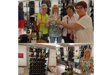 Abgebildet sind Reiseteilnehmer bei der Weinprobe