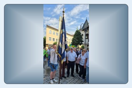 Bürgerfest Pocking 2025 Zu sehen sind die Mitglieder des VdK OV Pocking mit Fahne