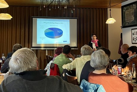 Frau Merk hält Vortrag über das Thema Pflege vor zahlreichen Besuchern.