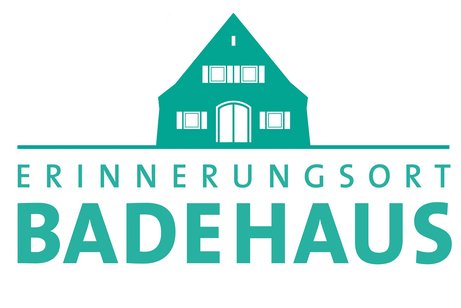 Haus und darunter Schrift Erinnerungsort Badehaus in gr&uuml;n auf wei&szlig;em Hintergrung