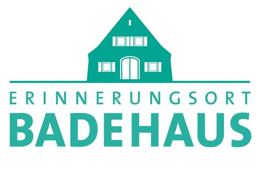 Haus und darunter Schrift Erinnerungsort Badehaus in gr&uuml;n auf wei&szlig;em Hintergrung