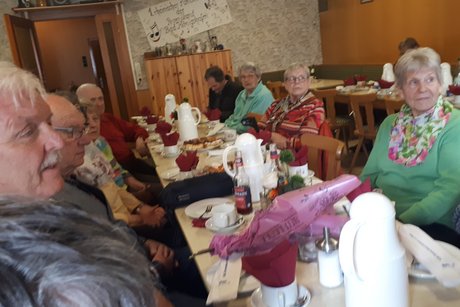 Der Kreisbehindertenbeauftragte Dieter Wirsing links im Bild Dieter Wirsing links im Bild und gegenüber Doris Heinick und Ellen Rau