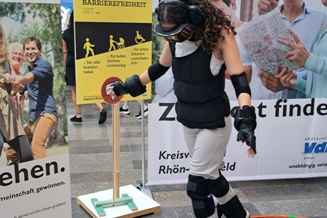 eine Person balanciert &uuml;ber Hindernisse