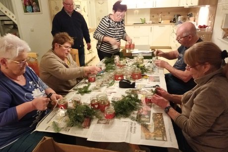 Das Organisationsteam beim basteln der Weihnachtslichter