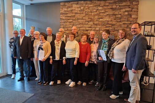 Die geehrten Mitglieder mit Ehrengäste Auf dem Bild Hinten von links: Taupp Werner (25J.), Knoblach August (30J.), Schopf Heinz (25J.), Lang Gerald (50J.), Fritsch Willibald (15J.), Wittmann Dieter (25J.), Vorne von links: 1. Vorstand Johannes Netrval, Pfister Angelika (Betreuerin für Laudenbach in der Vorstandschaft Karlstadt) (15J.), Rosenberger Gertrud (15J.), Kohlhepp Brigitte (25J.), Wojatschek Erna (30J.), Strohmenger Maria (15J.), Lucia Mattke vom Kreisverband, Vogt Birgit (Vertreterin der jungen Generation in der Vorstandschaft Karlstadt), Bürgermeister Michael Hombach