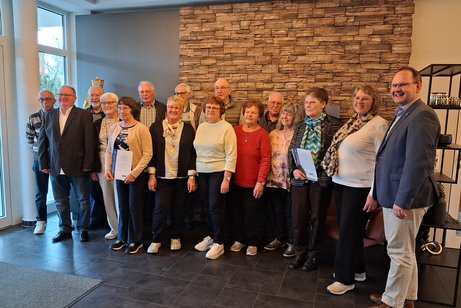 Auf dem Bild Hinten von links: Taupp Werner (25J.), Knoblach August (30J.), Schopf Heinz (25J.), Lang Gerald (50J.), Fritsch Willibald (15J.), Wittmann Dieter (25J.), Vorne von links: 1. Vorstand Johannes Netrval, Pfister Angelika (Betreuerin f&uuml;r Laudenbach in der Vorstandschaft Karlstadt) (15J.), Rosenberger Gertrud (15J.), Kohlhepp Brigitte (25J.), Wojatschek Erna (30J.), Strohmenger Maria (15J.), Lucia Mattke vom Kreisverband, Vogt Birgit (Vertreterin der jungen Generation in der Vorstandschaft Karlstadt), B&uuml;rgermeister Michael Hombach