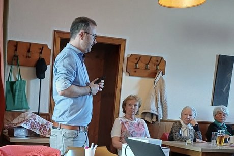 Stehende Person beim Vortrag