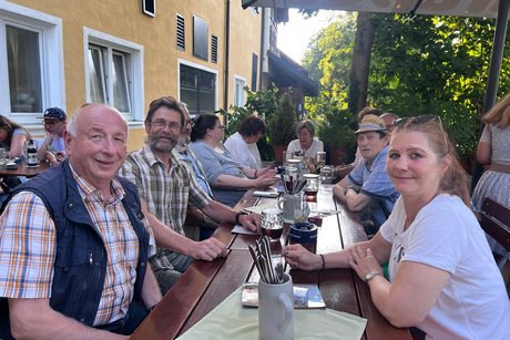 Stammtisch Mehrere Personen am Tisch