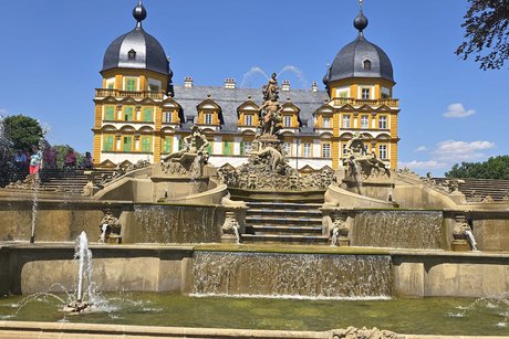 Schloß Seehof von der Rückseite mit den Wasserspielen. Die Rückseite des Schlosses Seehof mit den Wasserspielen.