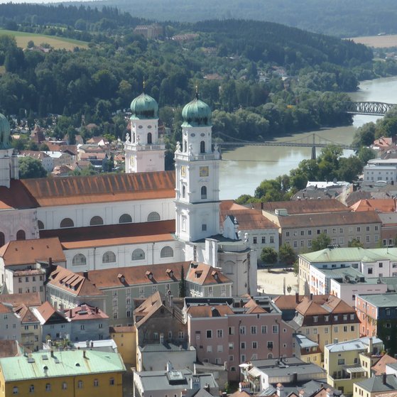 Im Bild ist die Altstadt von Passau mit dem Stephansdom und dem Inn im Hintergrund