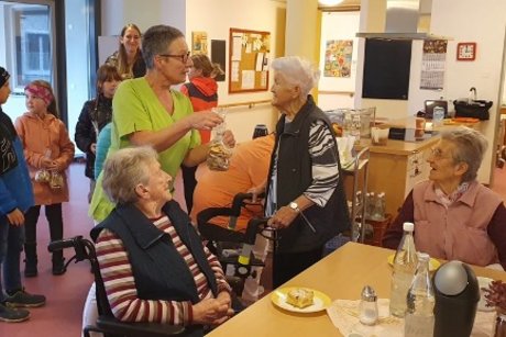 Bei der Übergabe an die Senioren im BRK-Heim Bei der Übergabe an die Senioren im BRK-Heim