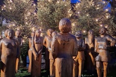 Lebensgroße Holzfiguren von der ansässigen Holzfachschule