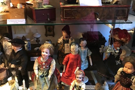 Spielzeugmuseum, Sugenheim Puppen in einer Vitrine