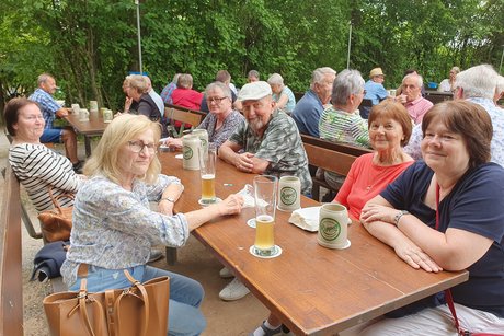 Teilnehmer beim Kellerbesuch