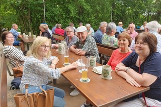 Teilnehmer beim Kellerbesuch