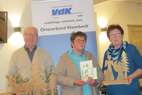 Die Hobby Künstler Stefan Schweighart und Martha Schweighart mir der Frauenbeauftragten Heidi Heberle (von links)