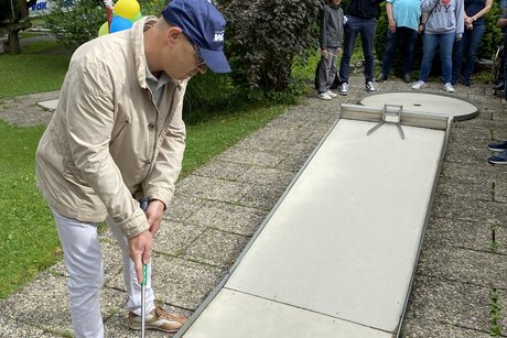 Bürgermeister Hermann Nafziger beim Ersten Schlag