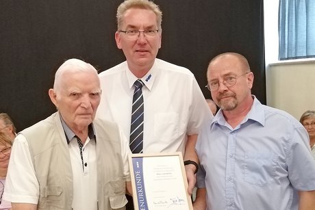 bgebildet ist das Gr&uuml;ndungsmitglied mit dem Orts- und Kreisvorsitzenden