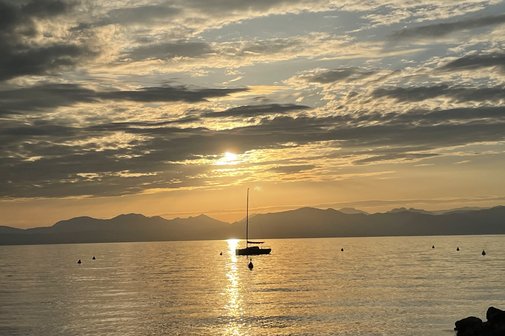 Sonnenuntergang &uuml;ber einem See