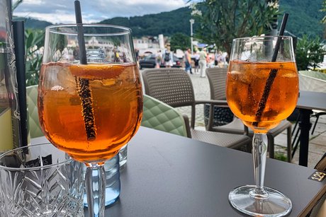 Am Ufer des Traunsees ist ein Aperol-Spritz zum Abschluss ein Genuss