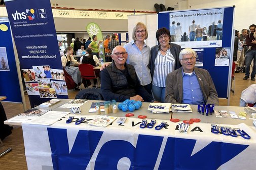 zwei Frauen und zwei M&auml;nner am Pr&auml;sentationstisch des VdK's