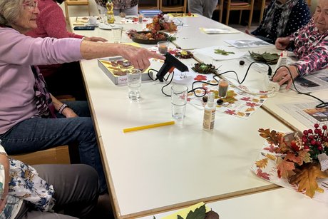 auf dem Foto sieht man Mitglieder des OV.Neunkirchen beim Basteln