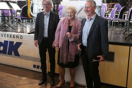 von links: VdK Landesgesch&auml;ftsf&uuml;hrer Michael Pausder, VdK Kreisvorsitzende Petra Guttenberger MdL, Oberb&uuml;rgermeister der Stadt F&uuml;rth Dr. Thomas Jung