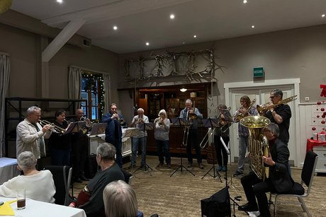 Blechbl&auml;serensemble spielt im Saal einer Gastst&auml;tte