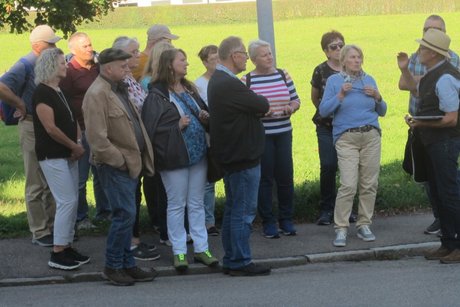 Die Teilnehmer hören interessiert Herrn Baier bei seinen Erklärungen zu.