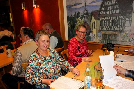 Teilnehmer beim Karpfenessen in Serlbach