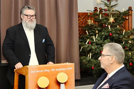 Bürgermeister Andreas Rother bei der Weihnachtsansprache, die der 1. Vorsitzende Günter Hellwig aufmerksam verfolgt.