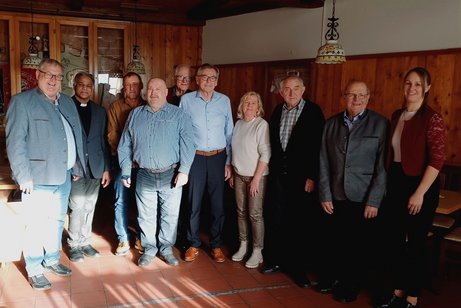 neue Vorstandschaft und Ehrengäste: von links: Harald Mayrhofer, Pater Doise John Mullankuzyhil, Karl Gschwendtner, Thomas Silbereisen, Josef Knott, Josef Zellner, Michaela Mayrhofer, Gottfried Oberleitner, Ludwig Sigl, Andrea Knott neue Vorstandschaft und Ehrengäste: von links: Harald Mayrhofer, Pater Doise John Mullankuzyhil, Karl Gschwendtner, Thomas Silbereisen, Josef Knott, Josef Zellner, Michaela Mayrhofer, Gottfried Oberleitner, Ludwig Sigl, Andrea Knott