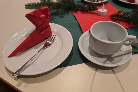 ein festliches Gedeck am Tisch