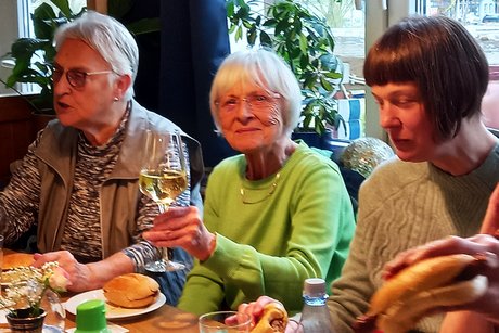 Und der Wein schmeckt auch, zum Wohl. Und der Wein schmeckt auch, zum Wohl.