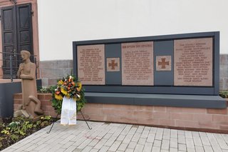 Trauerkranz mit Schleife vom VdK am Esselbach Kriegerdenkmal