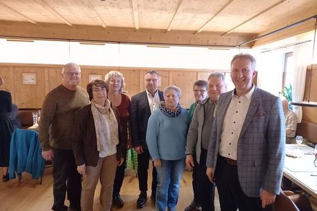 Foto (Andrea Plenk): von links nach rechts: 1.Vorsitzender Franz Peichel, Margot Weber, Rosemarie Schmid, Bürgermeister Alois Wildfeuer, Edith Kaufmann, Evi Wildfeuer, Peter Keilhofer, Kreisgeschäftsführer Helmut Plenk