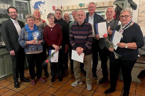 von links: Florian Gams, Silvia Ragaller, Lisa Penzenstadler, Birgitt Br&uuml;ck, Franz Kriegl, Hans Halser, Michael Maier, Ludwig Aschenbrenner sen., Max Altmann, Franz und Inge Sigl