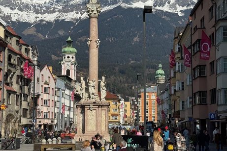 Man sieht die Innenstadt von Innsbruck mit der Annas&auml;ule